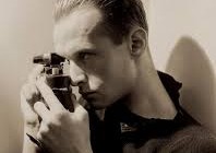 CARTIER BRESSON, DISPARANT AMB LA CÀMERA