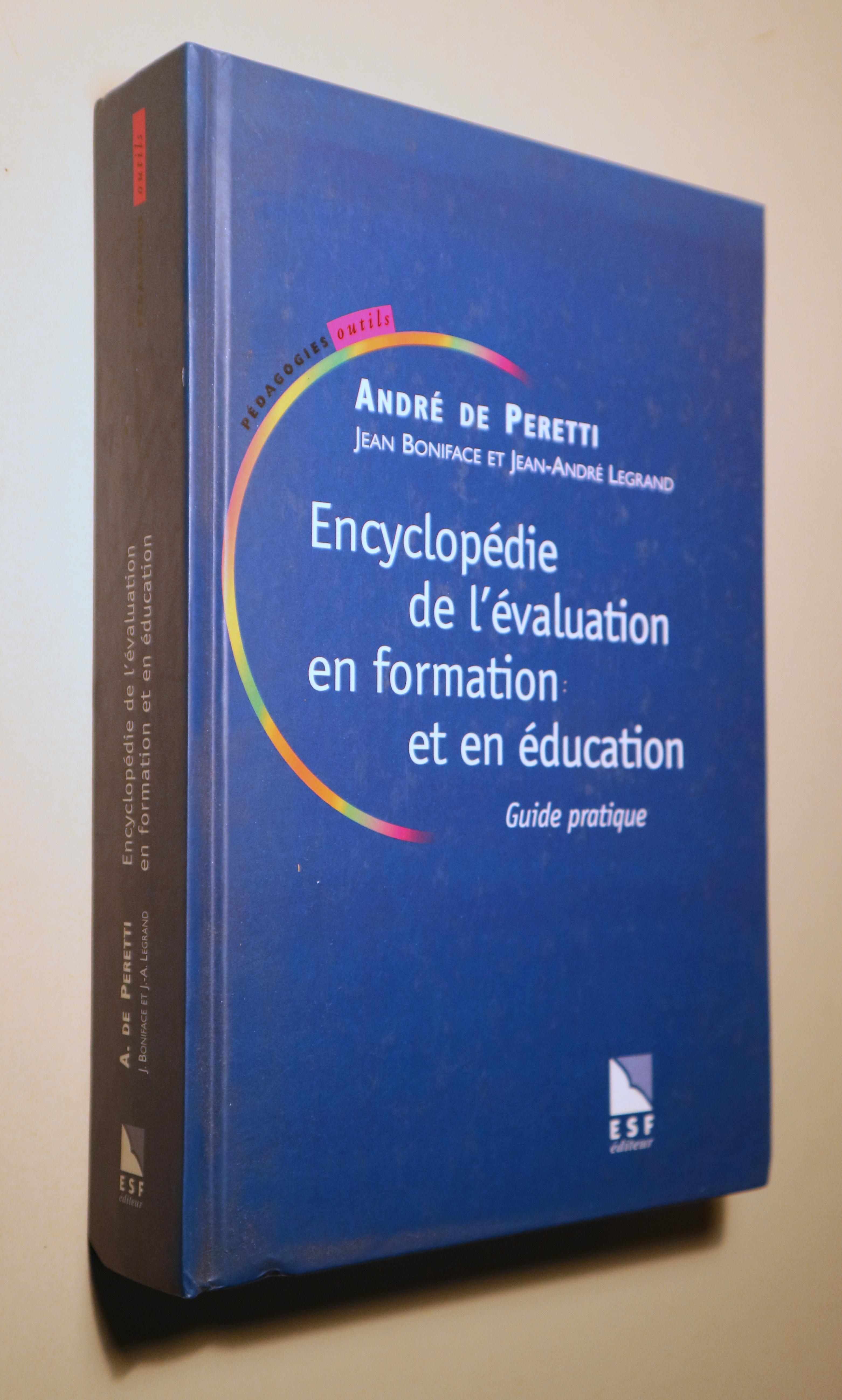 ENCYCLOPÉDIE DE L'ÉVALUATION EN FORMATION ET EN ÉDUCATION. Guide pratique - Paris 1998