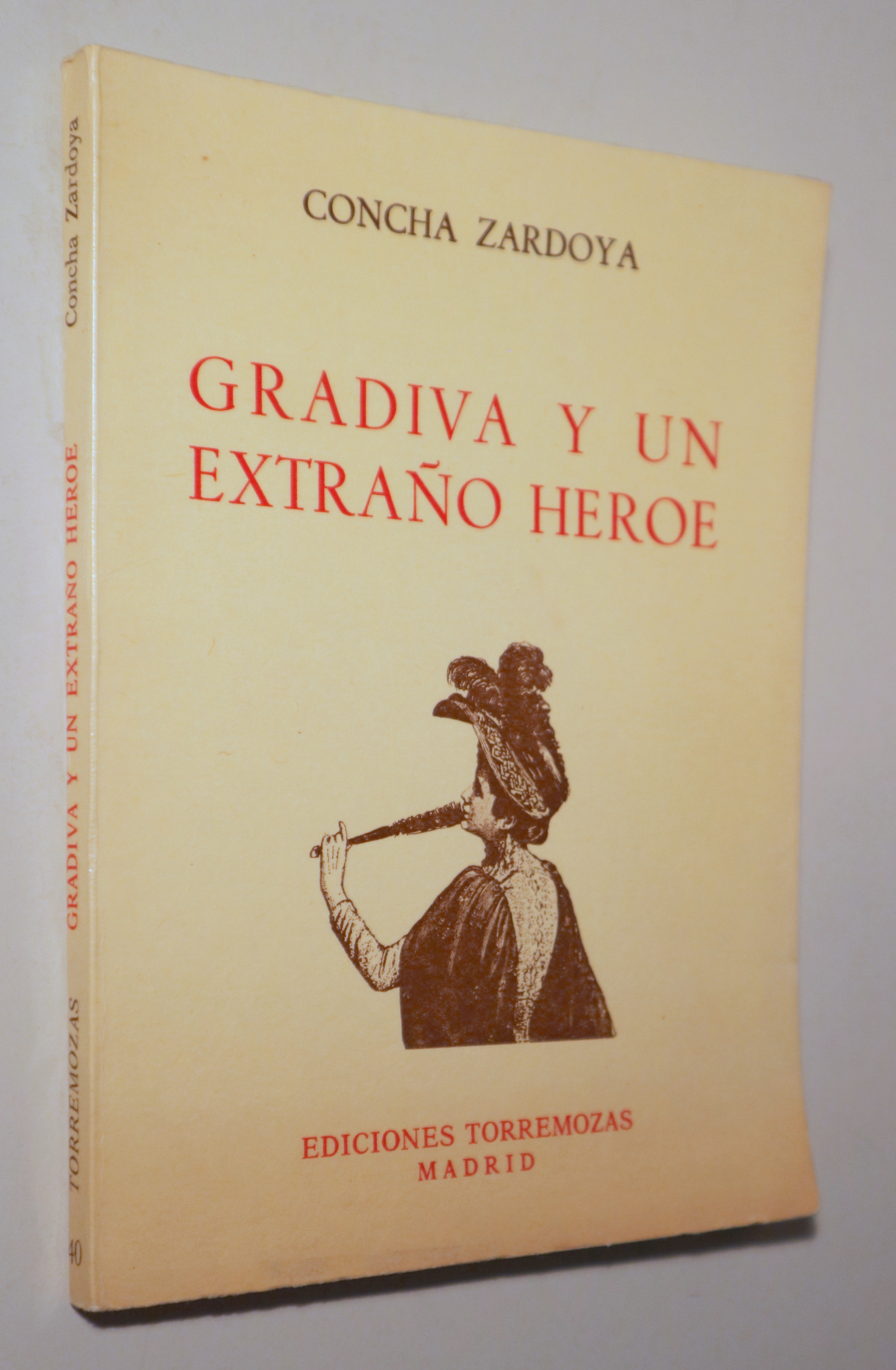 GRADIVA Y UN EXTRAÑO HÉROE - Madrid 1987 - 1ª ed.