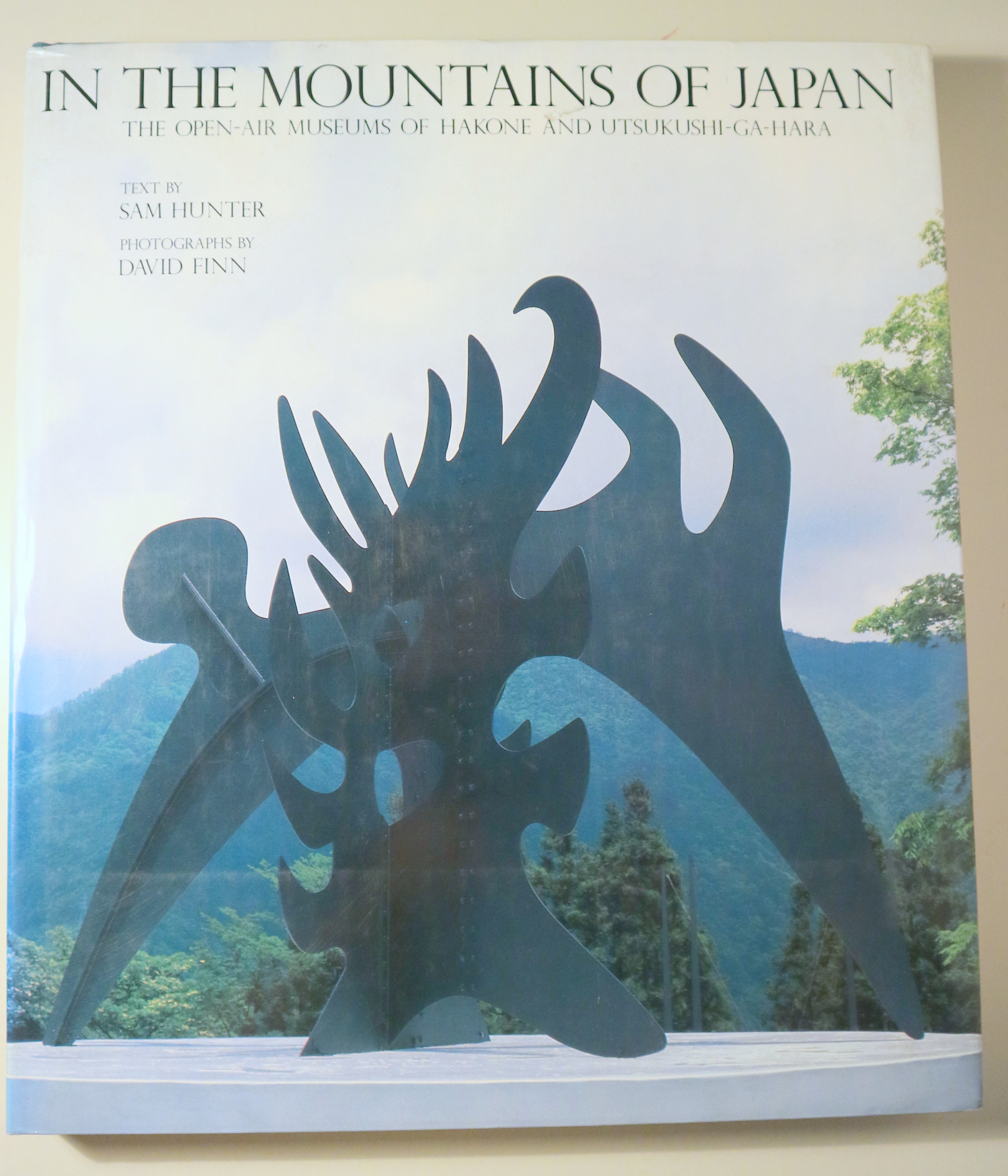 IN THE MOUNTAINS OF JAPAN. The open-air museums of Hakone and Utsukushi-ga-hara - New York 1988 - Ilustrado