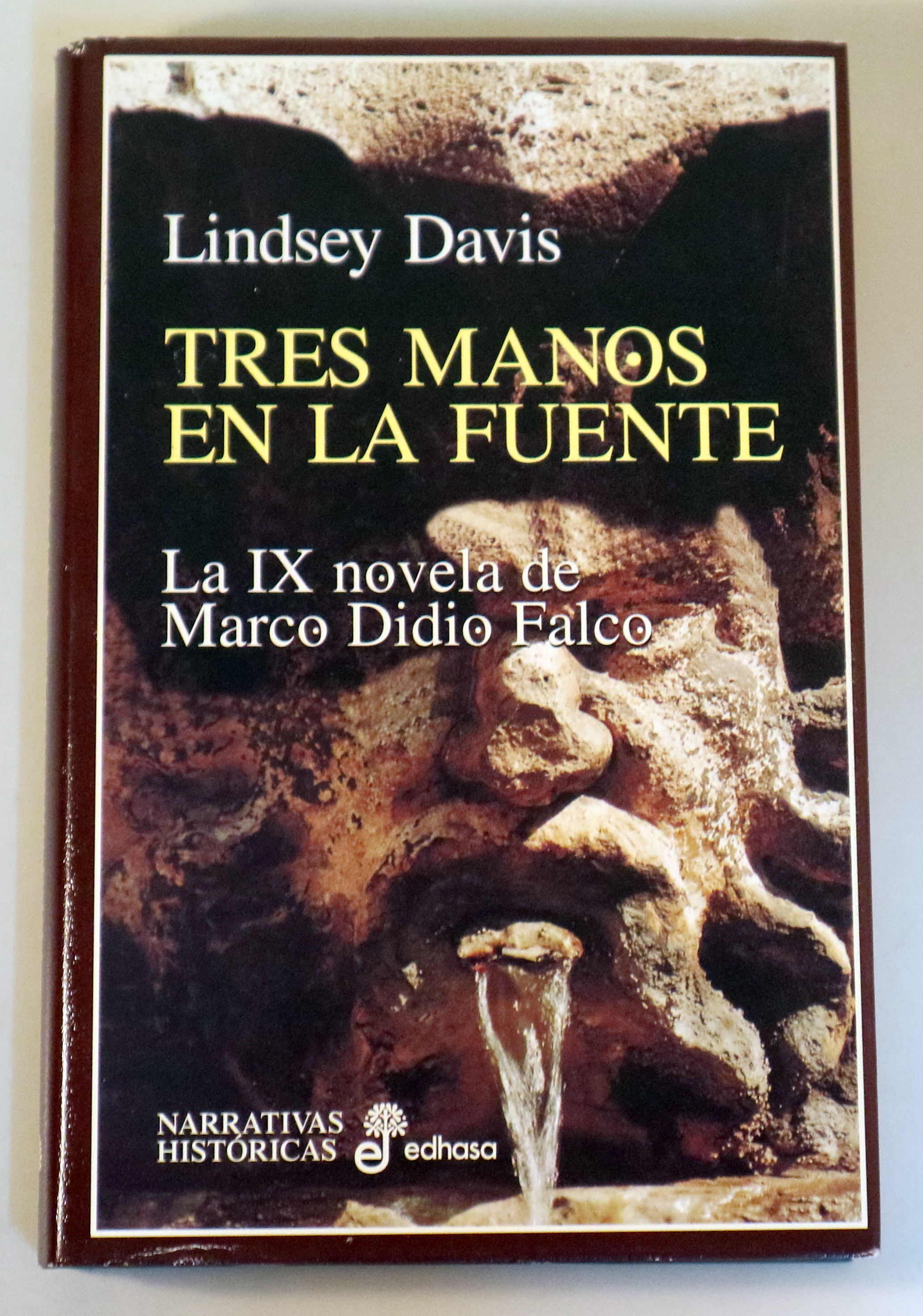 TRES MANOS EN LA FUENTE. Una novela de Marco Didio Falco - Barcelona  1998 - 1ª edición en español