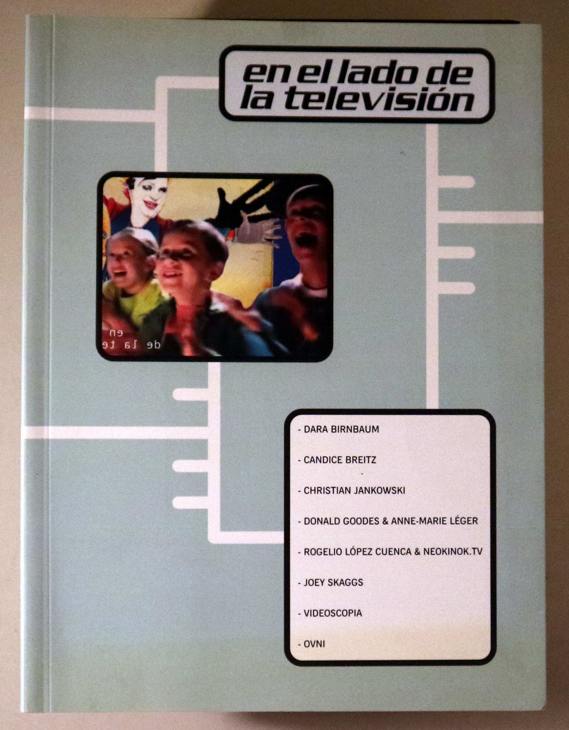 EN EL LADO DE LA TELEVISIÓN - Castelló 2002 - Muy ilustrado