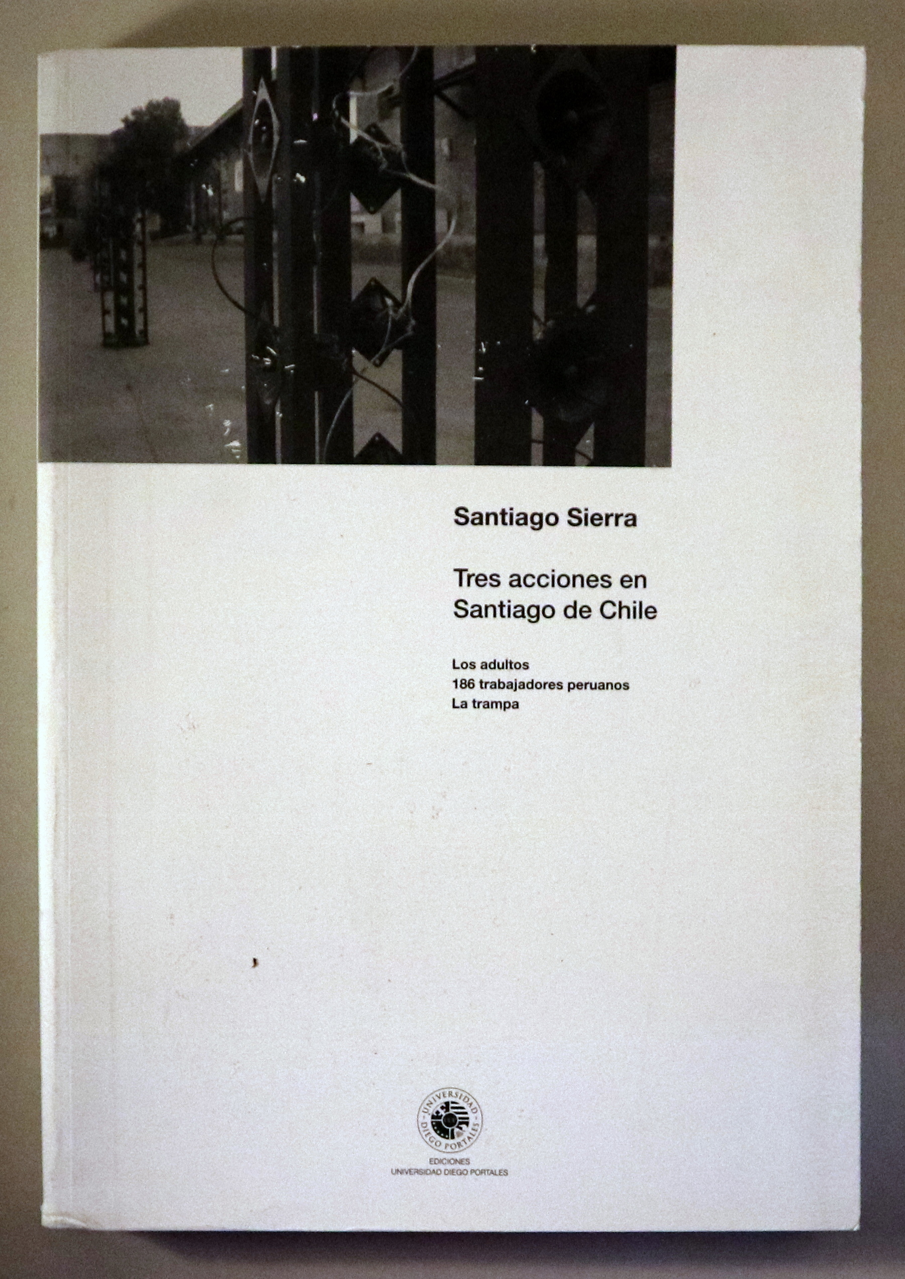 TRES ACCIONES EN SANTIAGO DE CHILE. Los adultos / 186 trabajadores peruanos / La trampa - Santiago de Chile 2012 - Muy ilustrad