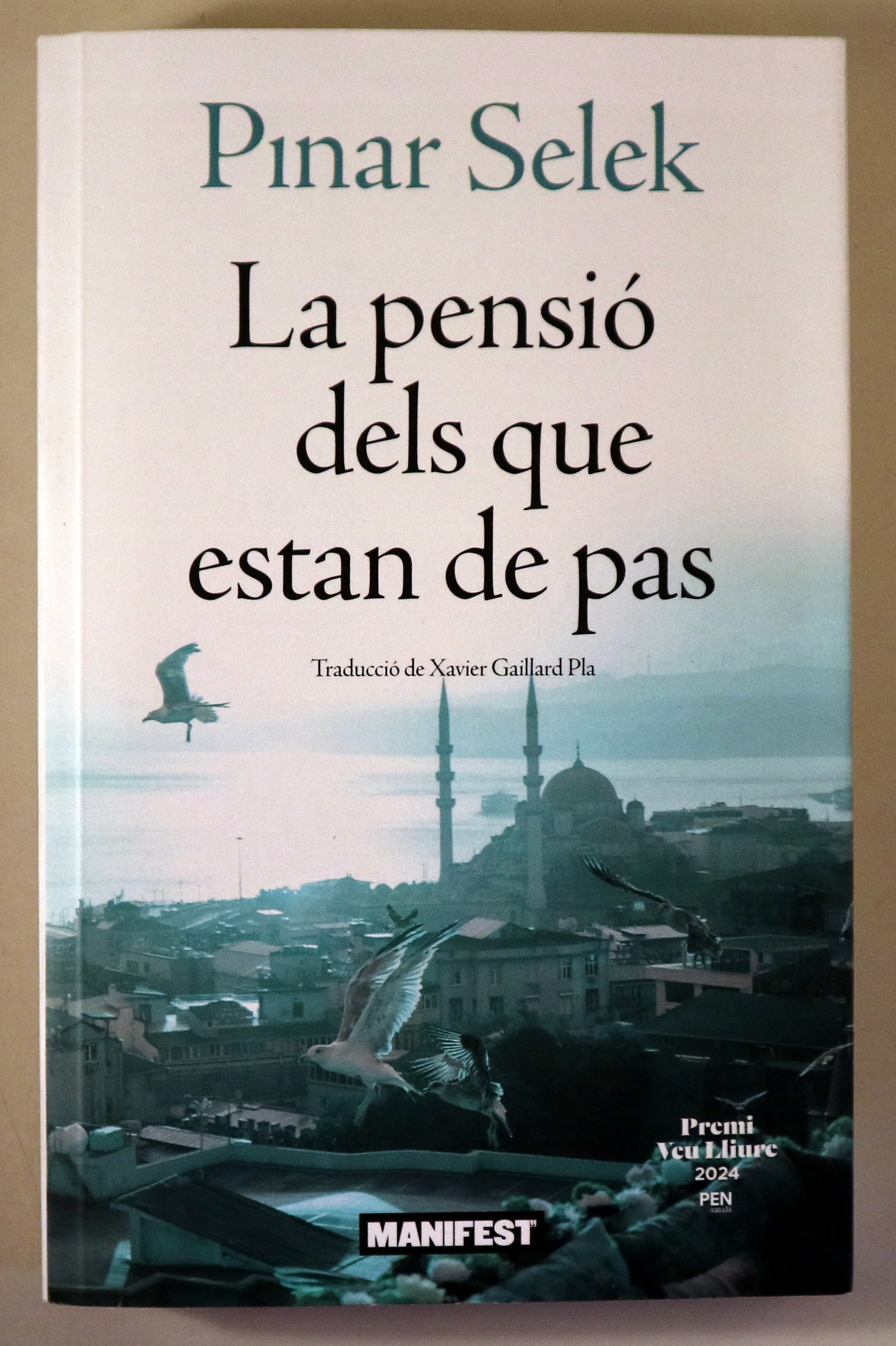 LA PENSIÓ DELS QUE ESTAN DE PAS - Barcelona 2024 - 1a edició en català - Dedicat