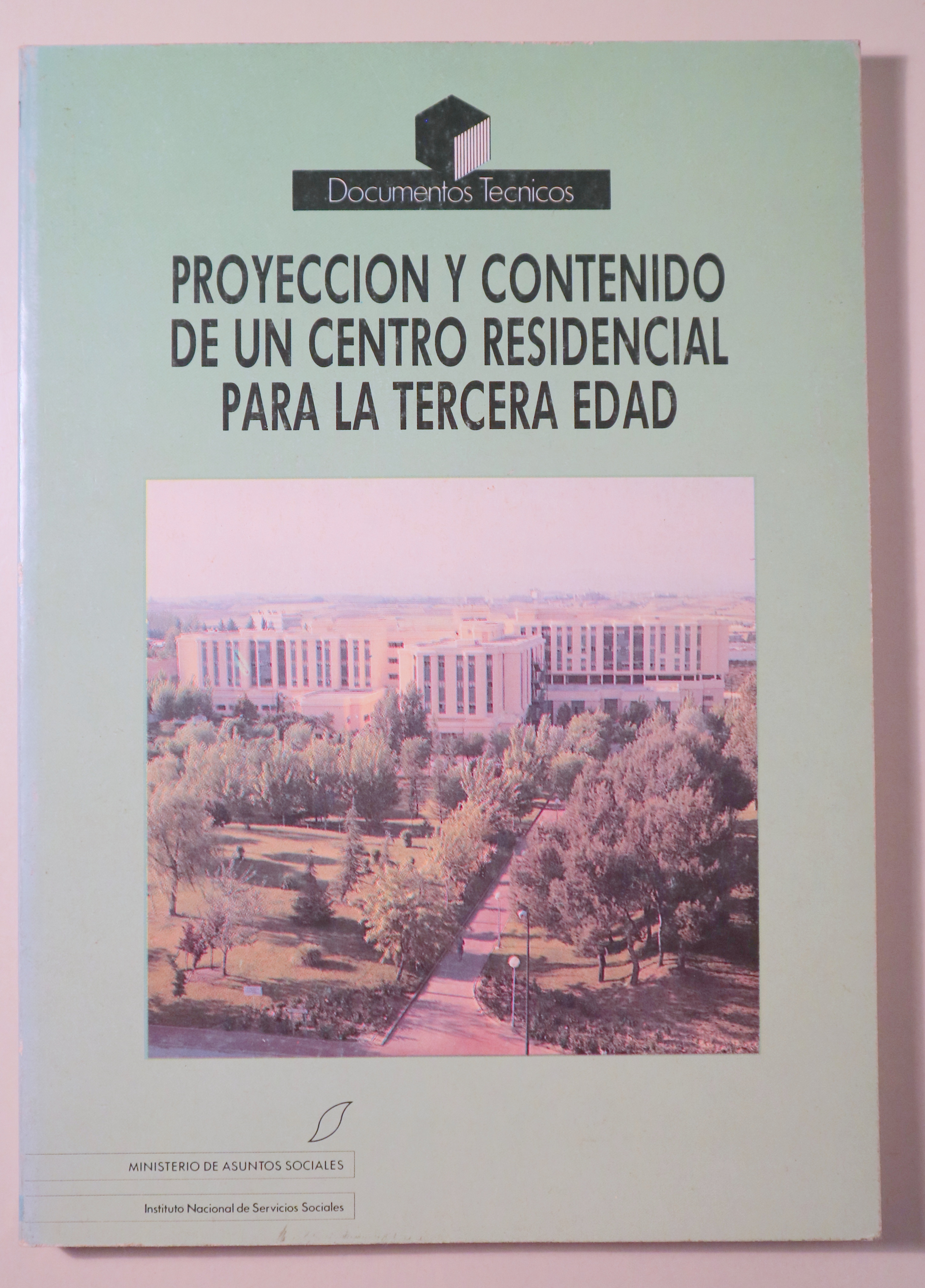 PROYECCIÓN Y CONTENIDO DE UN CENTRO RESIDENCIAL PARA LA TERCERA EDAD - Madrid 1990 - Ilustrado