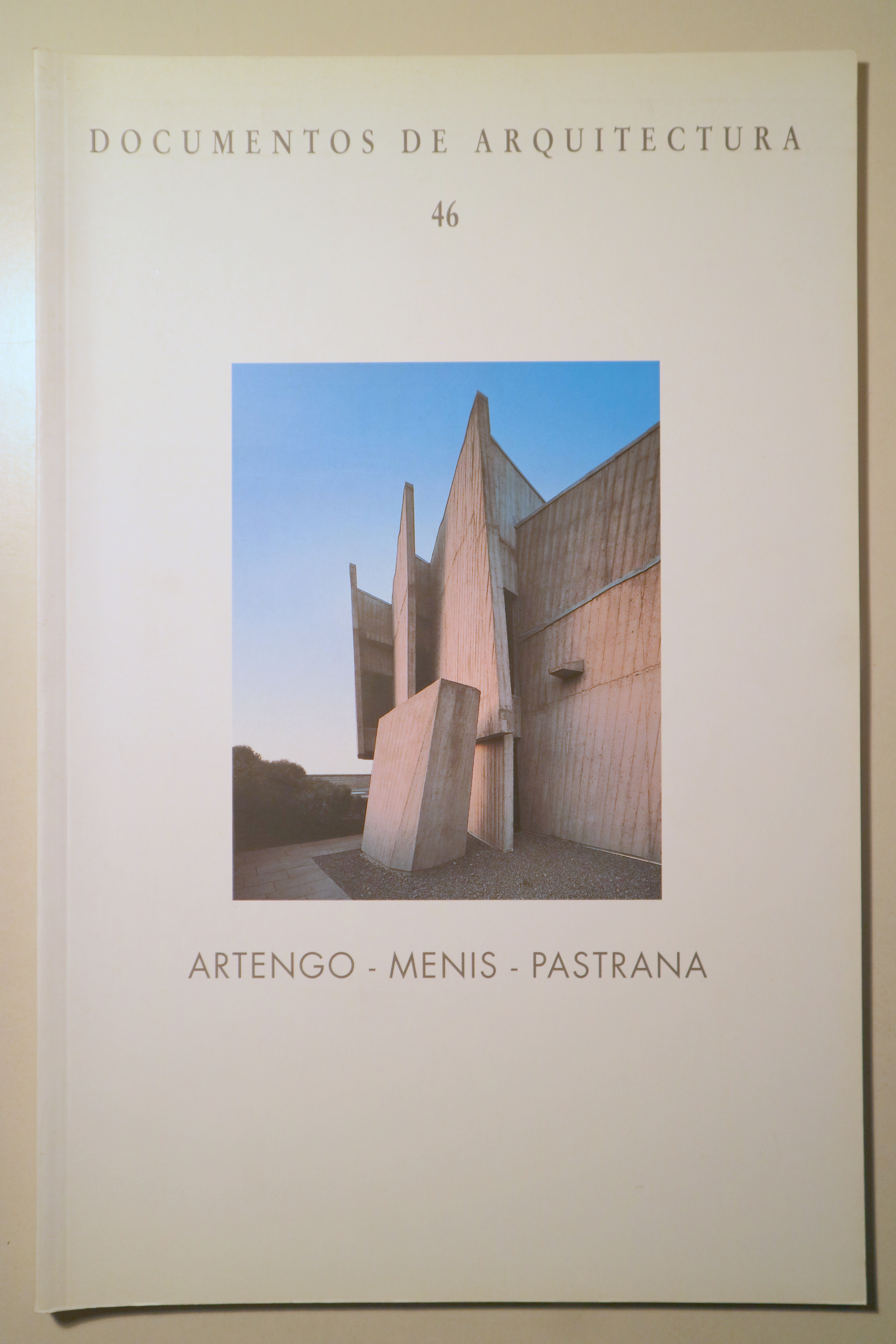 DOCUMENTOS DE ARQUITECTURA 46. Artengo, Menis, Pastrana - Madrid 2000 - Ilustrado