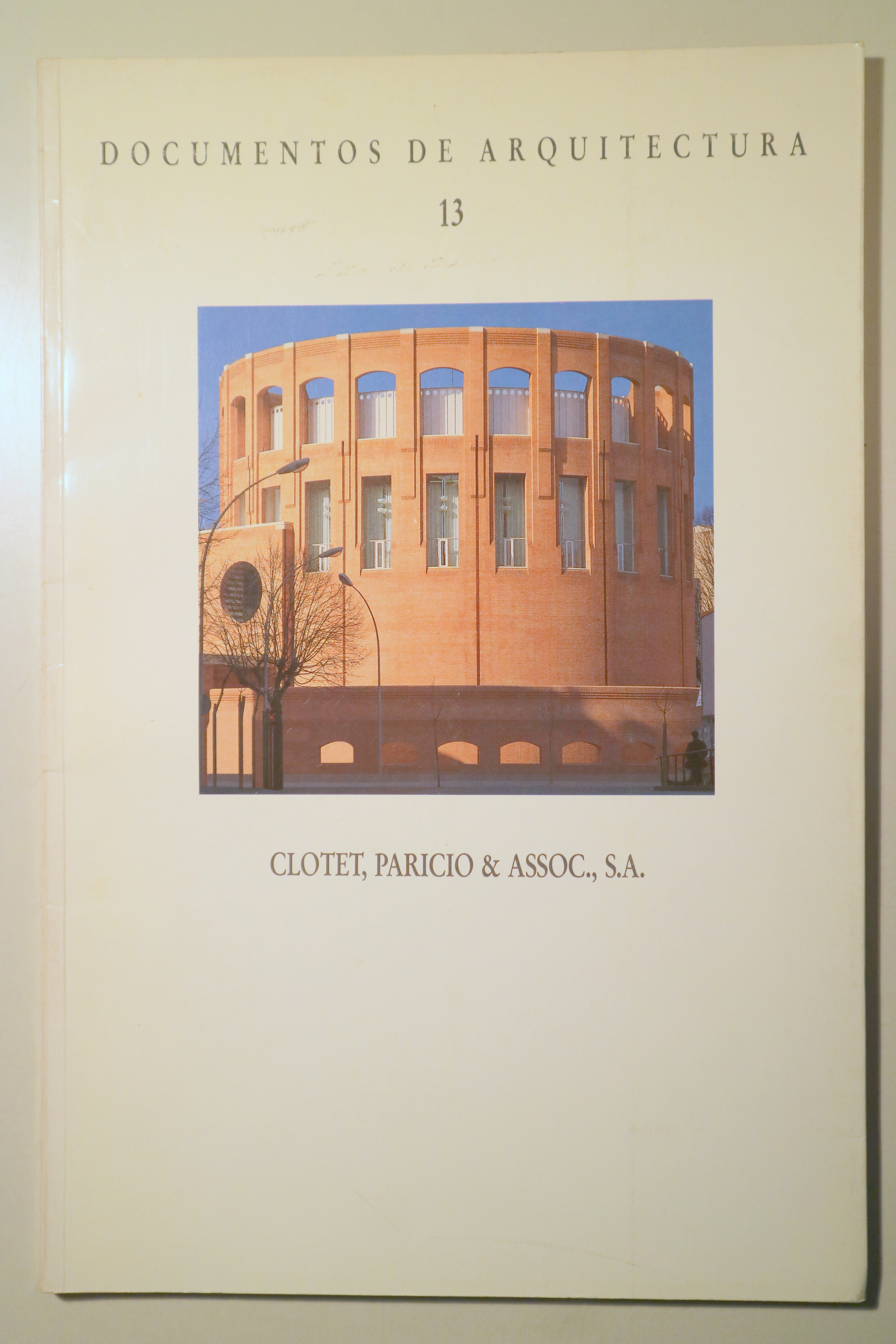 DOCUMENTOS DE ARQUITECTURA 13. Clotet, Paricio & Assoc., S.A. - Madrid 1990 - Ilustrado
