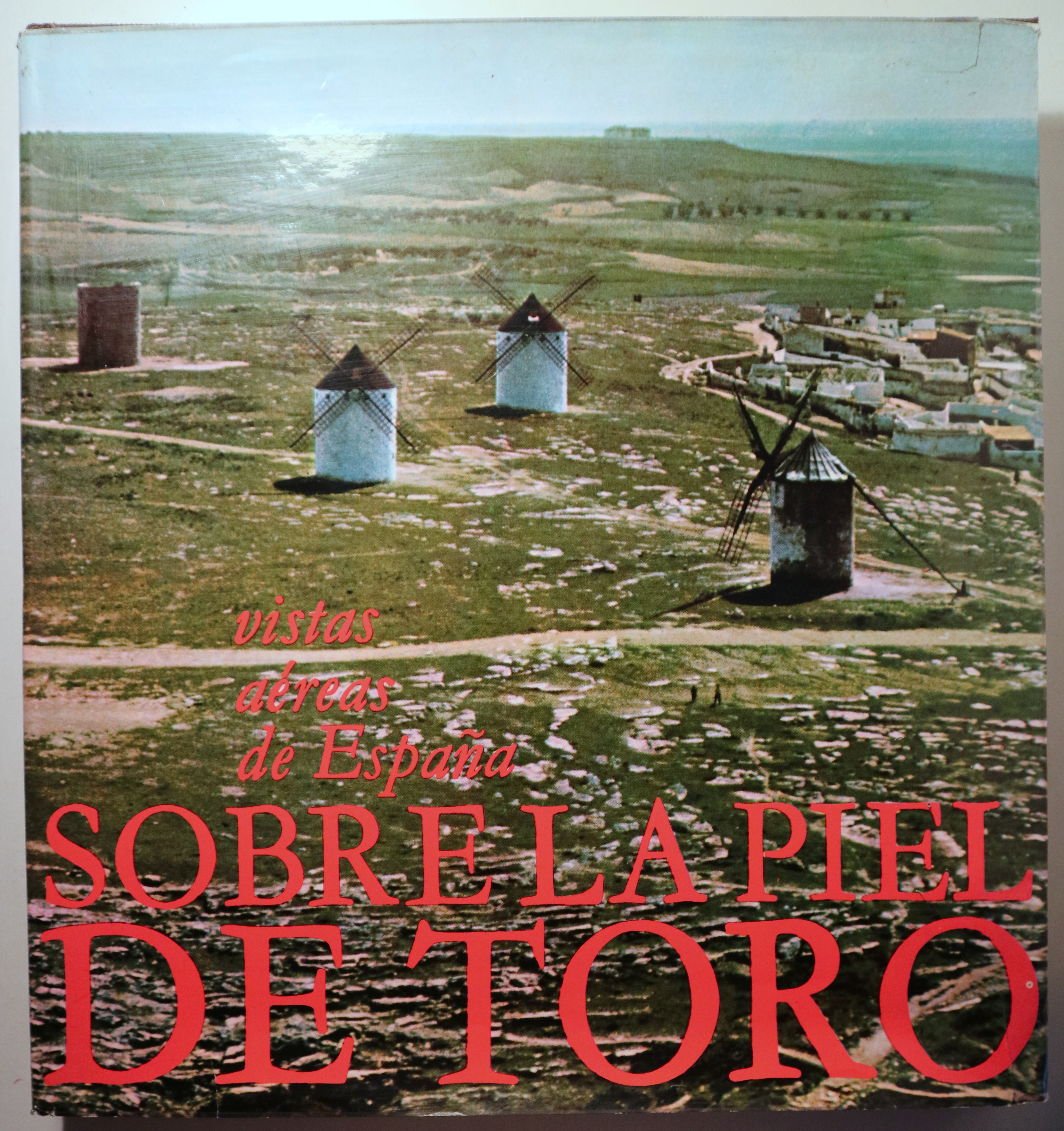 VISTAS AÉREAS DE ESPAÑA SOBRE LA PIEL DE TORO - Barcelona 1965 - Muy ilustrado