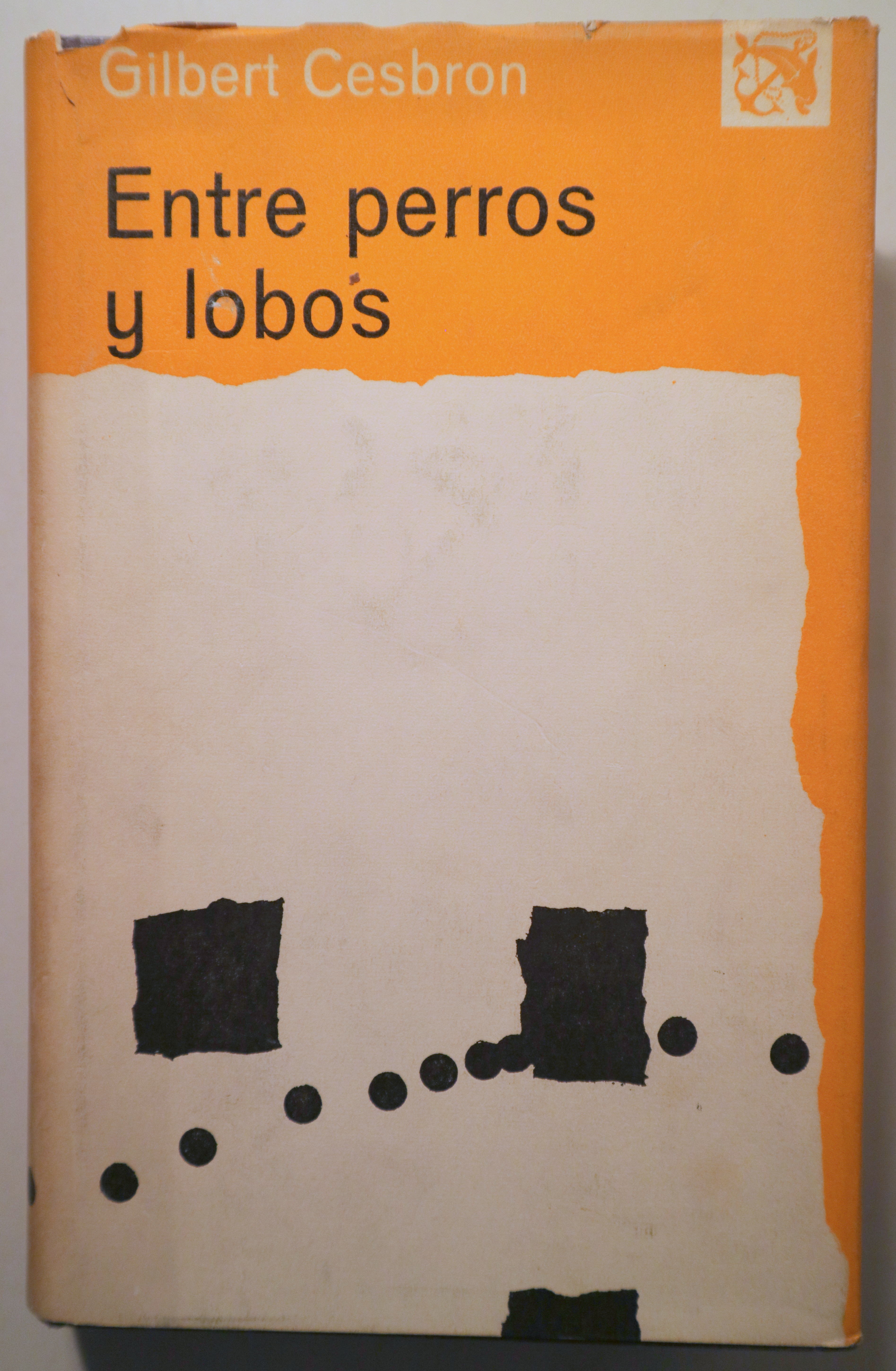 ENTRE PERROS Y LOBOS - Barcelona 1965 - 1ª edición en español