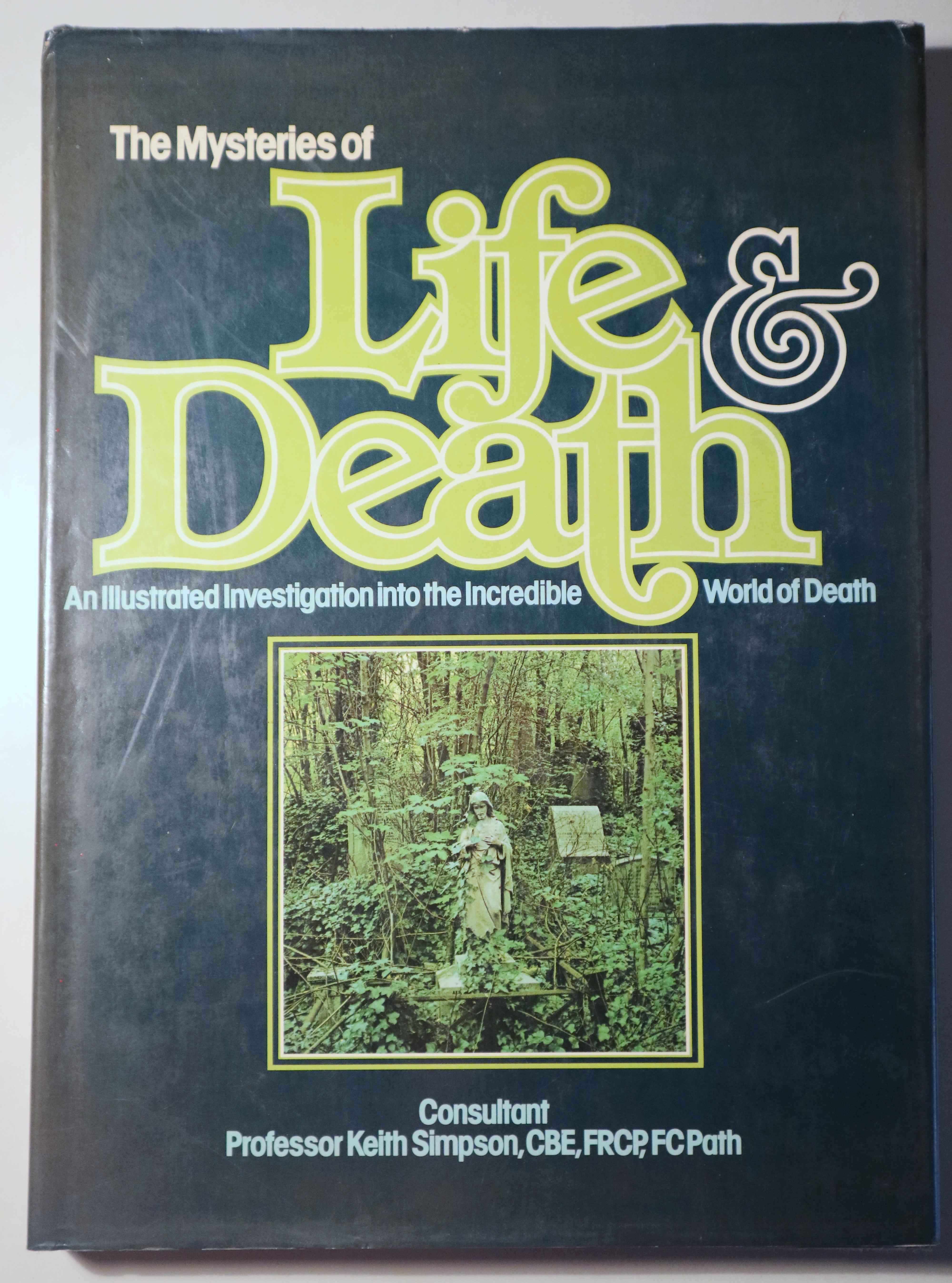 THE MYSTERIES OF LIFE & DEATH. An illustrated investigation into the incredible world of death - London 1979 - Muy ilustrado